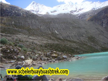 Laguna Artesonraju y nevado Caraz